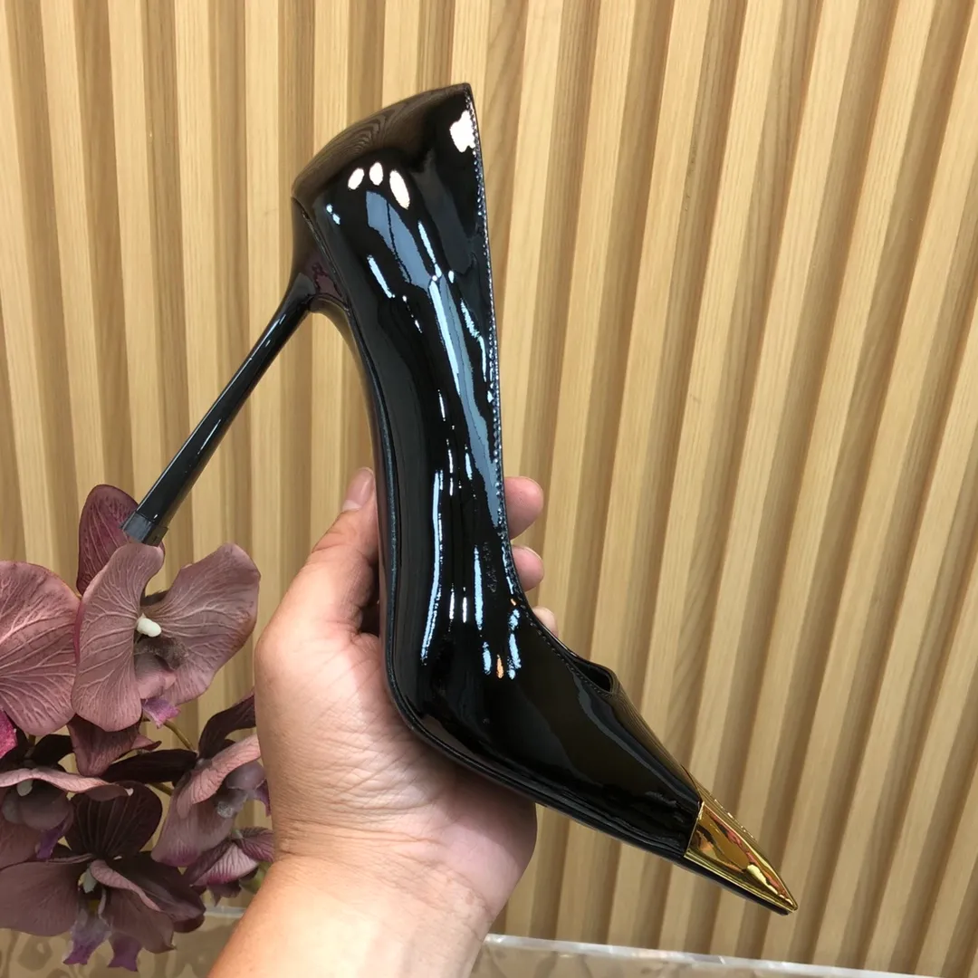 👟👟Ex-factory price 600👟👟 Top-quality Saint Laurent/Yves Saint Laurent Lee metal buckle single shoes. YSL sister's beautiful high heels are the same style as Saint Laurent Rose. The small square toe. The high-heeled shoes are very good at modifying the foot shape. The luxurious metal chain. In recent years, SL👟👟The ex-factory price is that women are becoming more and more understanding of high-heeled shoes. The embarrassing design impression of waterproof platform models has been eliminated. YSL's beautiful high-heeled shoes Upper: Imported patent leather/cowhide Sole: Genuine leather outsole Heel height: 11cm Size 35-39 (40, 41 customized, non-refundable and non-exchangeable)